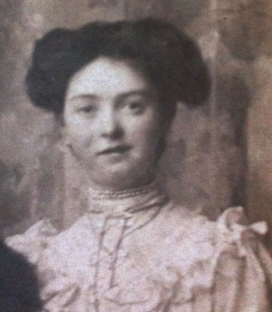 Photo of photos/Margaret Jane McLennan b1886Edn portrait
